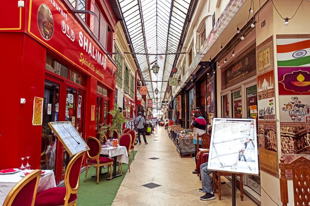 Passage Brady, galería cubierta en el Distrito X de París llena de restaurantes coloridos