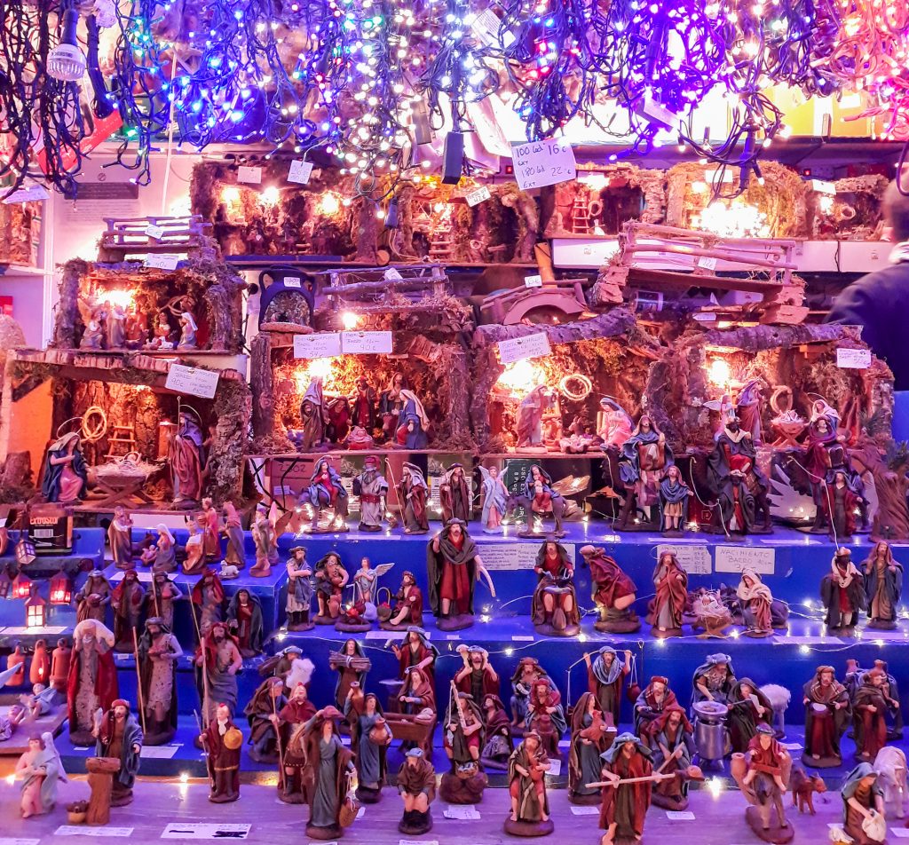 Puesto del mercado de Navidad de la Plaza Mayor de Madrid, con múltiples figuritas de belén y luces.
