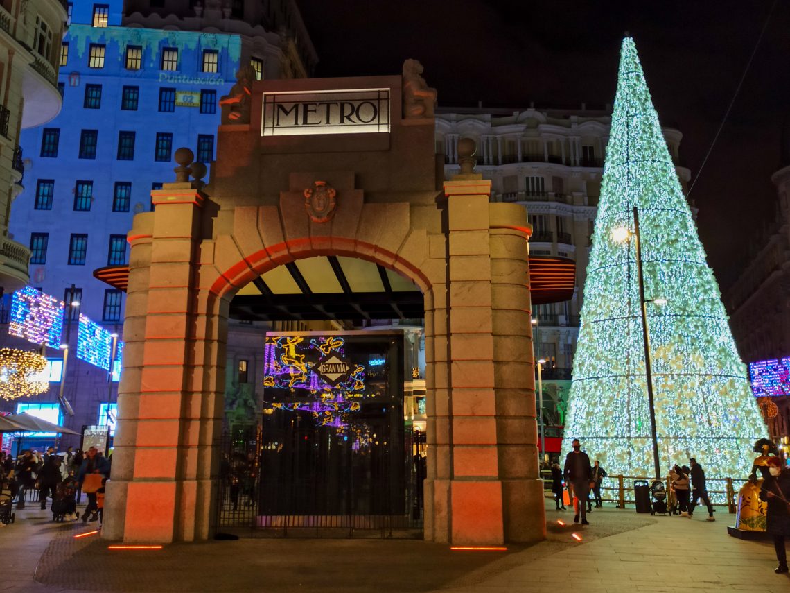 Templete y luces de Navidad en Gran Vía, Madrid