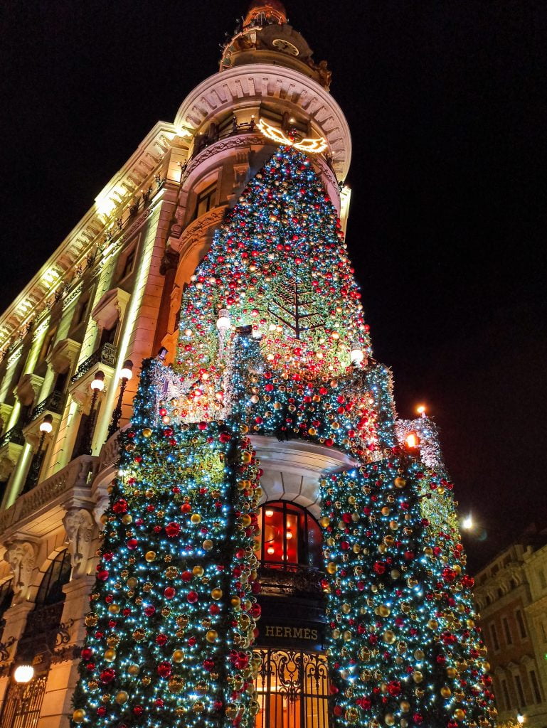 Fachada del Four Seasons, luces de Navidad Madrid