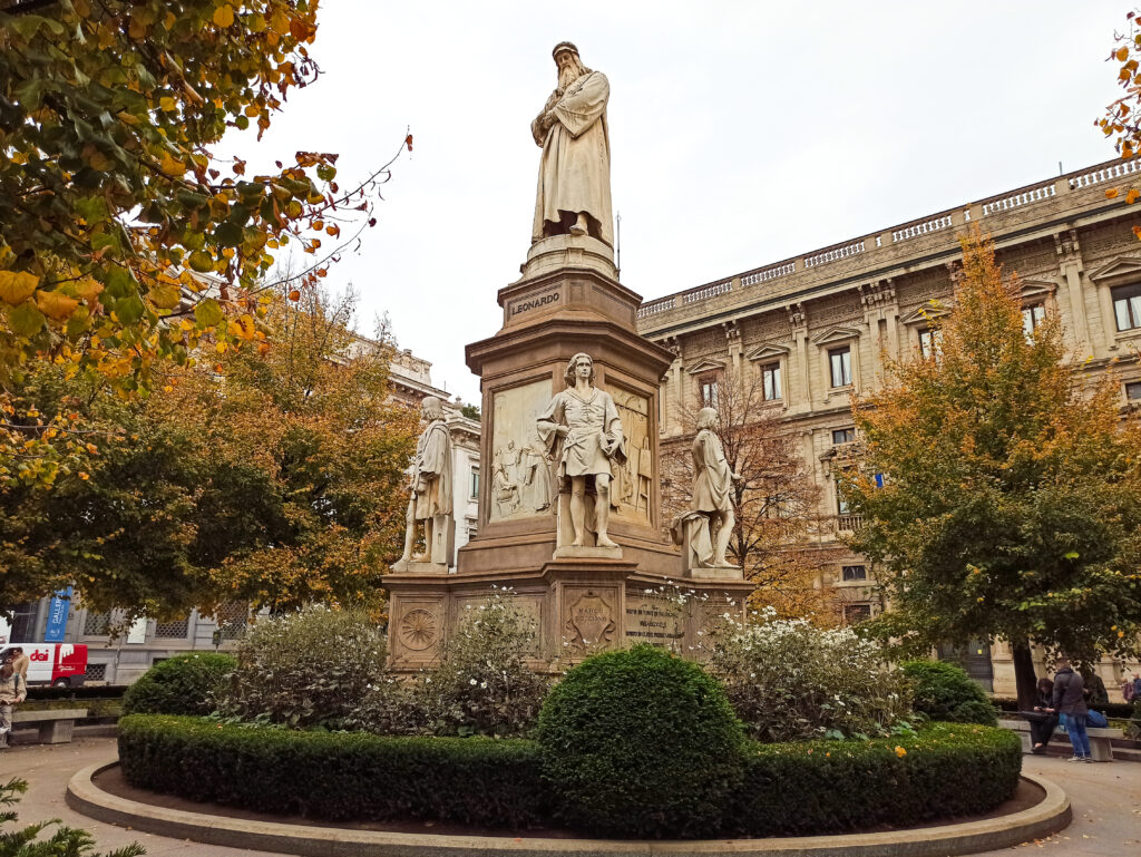 monumento Da Vinci en milán centro