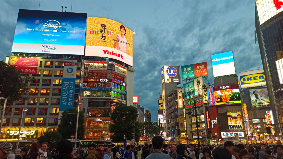 Cruce de Shibuya al anochecer