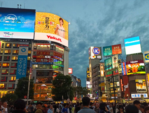 Cruce de Shibuya al anochecer